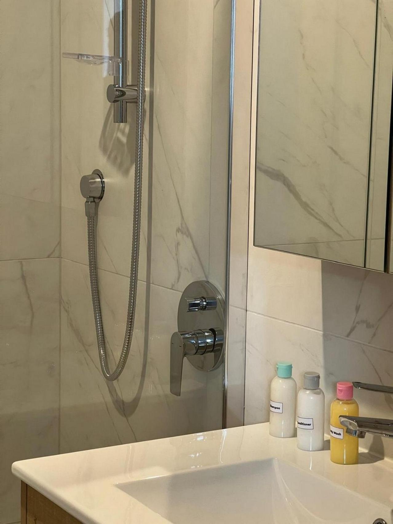 Central Modern 3-Bedroom,3- Bathroom House With Patio And Carpark- Lower Hutt City Centre Εξωτερικό φωτογραφία
